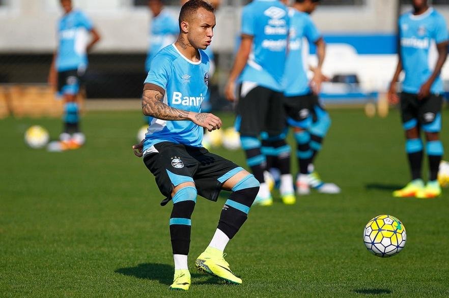 Everton tem les&atilde;o na coxa e para por pelo menos tr&ecirc;s semanas 