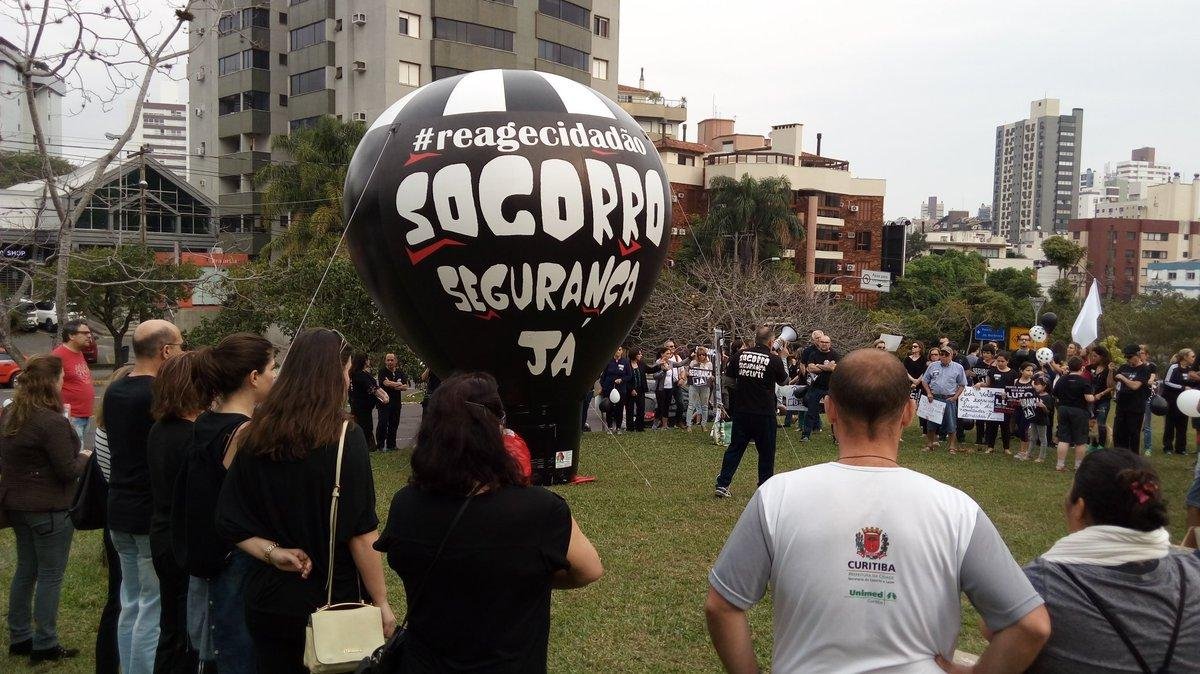 Grupo protestou contra a viol&ecirc;ncia na Pra&ccedil;a da Encol