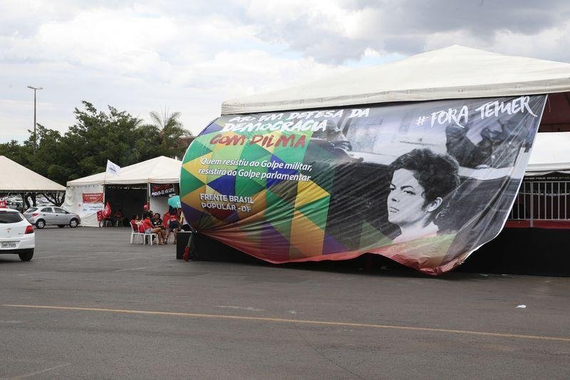Militantes, sobretudo camponeses, prometem ficar acampados em Bras&iacute;lia at&eacute; o momento final do julgamento 