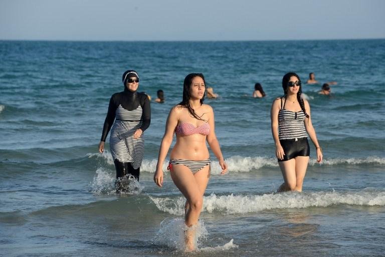Ministro do Interior da Fran&ccedil;a teme que uma lei proibindo o burkini possa gerar tens&otilde;es no pa&iacute;s