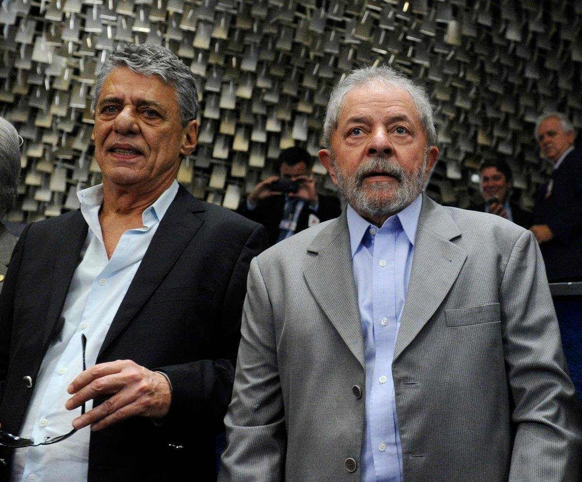 Lula e Chico Buarque acompanham depoimento de Dilma