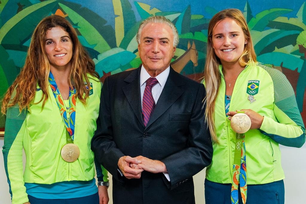  Al&eacute;m de assinar despachos, Temer fez festa com os atletas brasileiros que participaram da Rio 2016