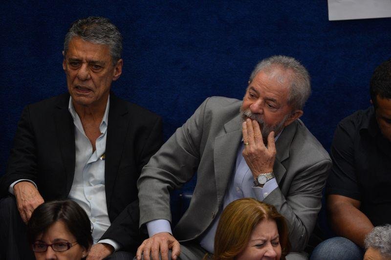 Chico Buarque acompanhou depoimento de Dilma no Senado 