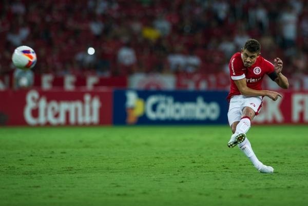 Meia Alex seguir&aacute; fora da equipe colorada