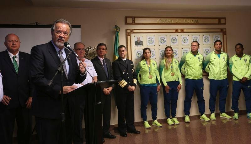Ministro da Defesa recebeu atletas militares em seu gabinete