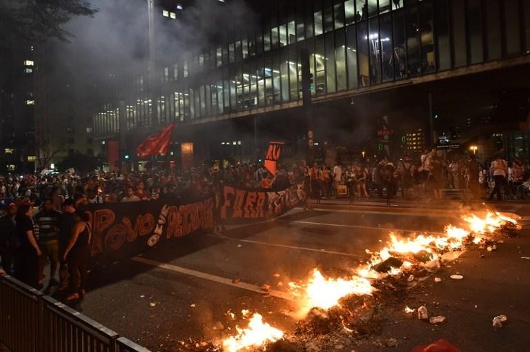 Manifestantes atearam fogo em sacos de lixo espalhados pela avenida Paulista