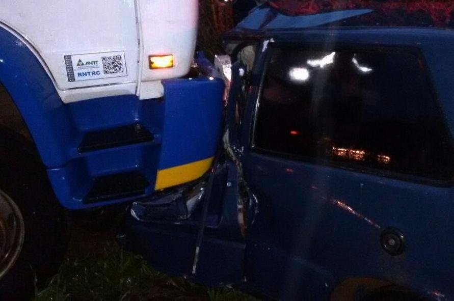 V&iacute;timas estavam a bordo de Fiat Uno que bateu de frente contra ve&iacute;culo pesado