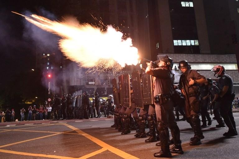 Grupo foi barrado quando tentava seguir at&eacute; a Fiesp, em manifesta&ccedil;&atilde;o de apoio a Dilma