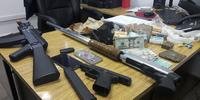 Armas, um simulacro, drogas e mais de 40 mil reais foram apreendidos pela Polícia Civil