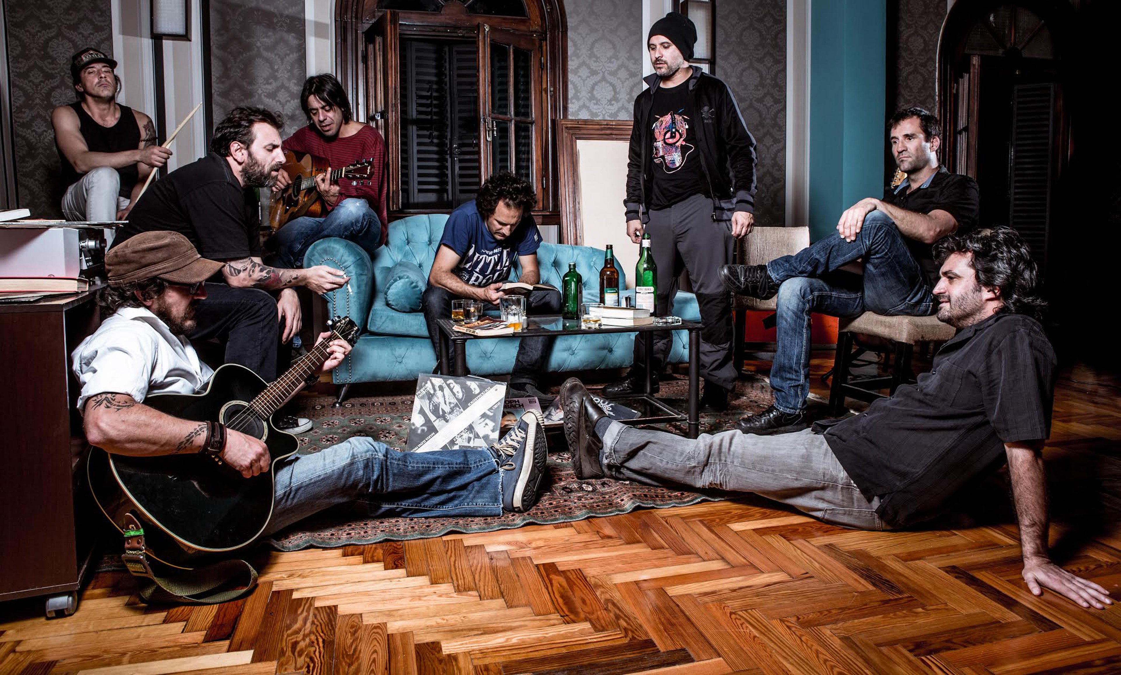Banda uruguaia formada por sete m&uacute;sicos &eacute; conhecida por sua mescla de rock com ska, reggae e punk