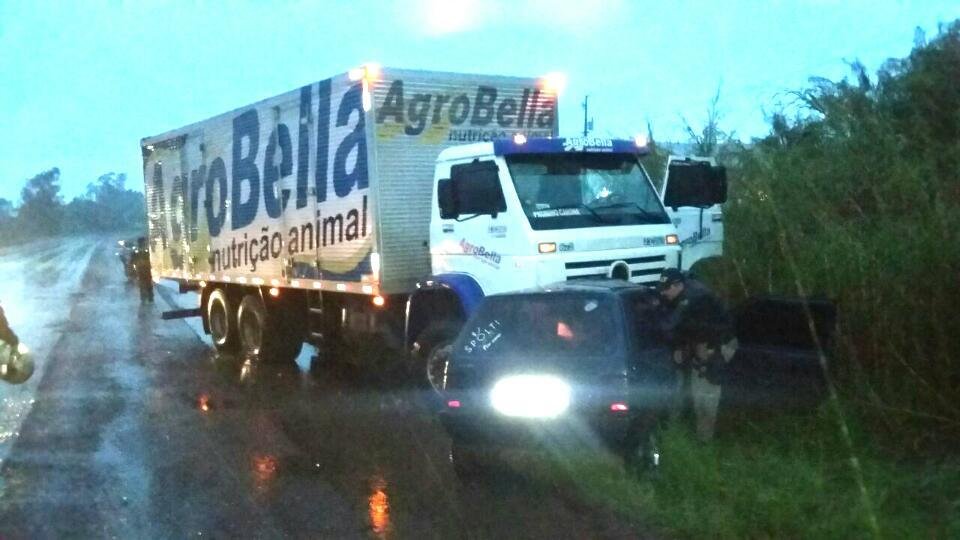Dois jovens morreram ap&oacute;s ve&iacute;culo colidir com um caminh&atilde;o na BR 386