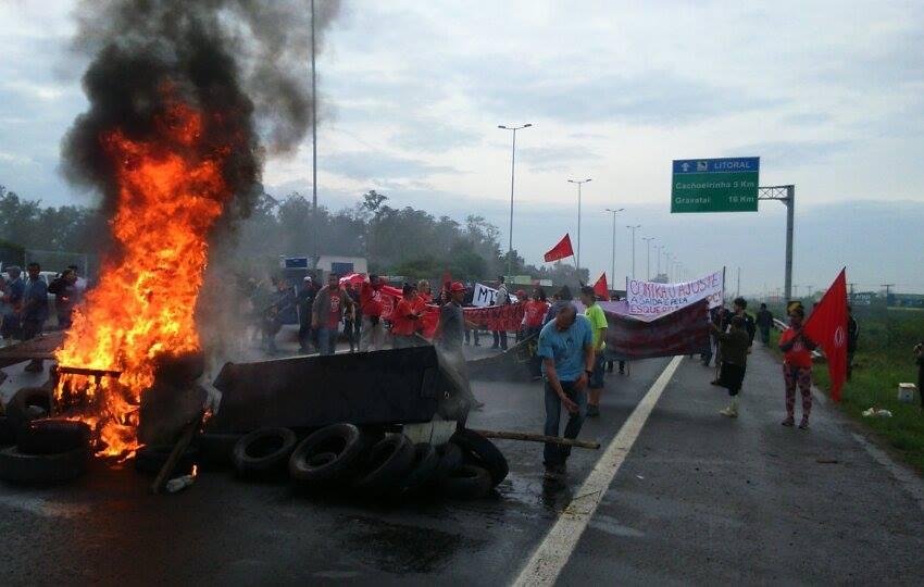 Manifestantes contra o impeachment de Dilma liberaram a BR 290