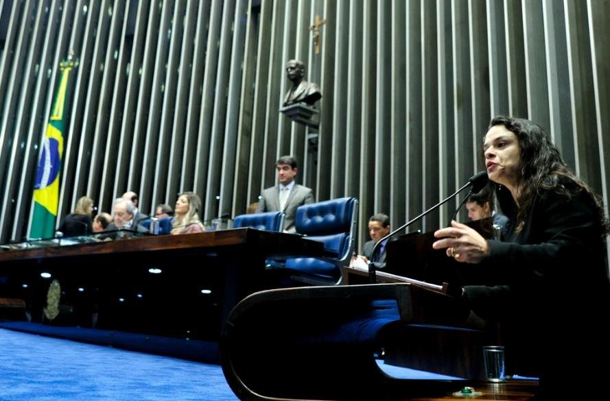 Jana&iacute;na Paschoal diz que sofreu ao pedir impeachment de uma mulher