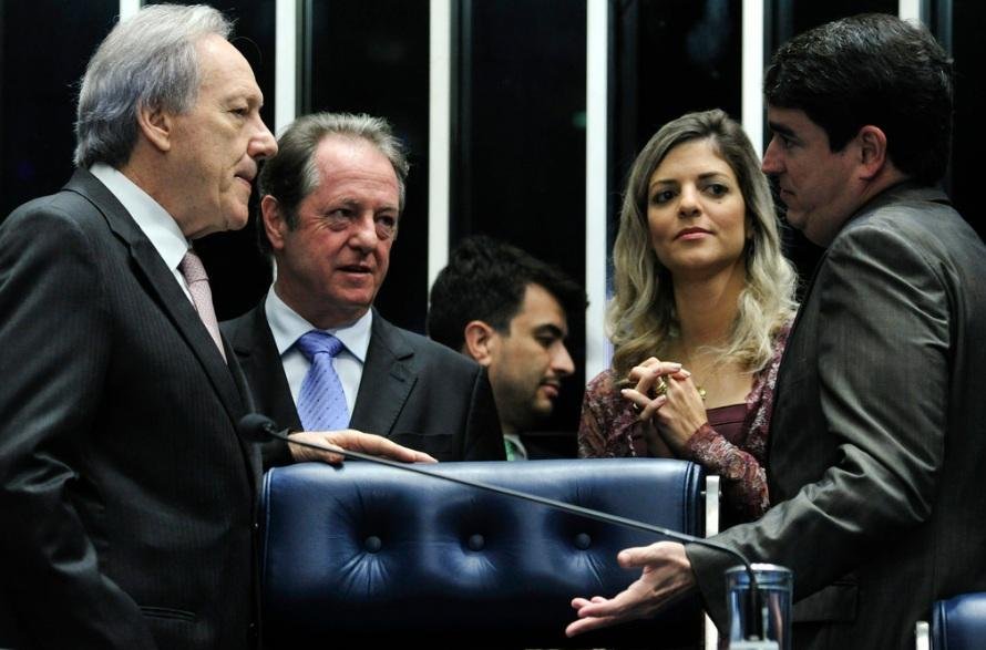 Troca de insultos provoca suspens&atilde;o de sess&atilde;o do impeachment  