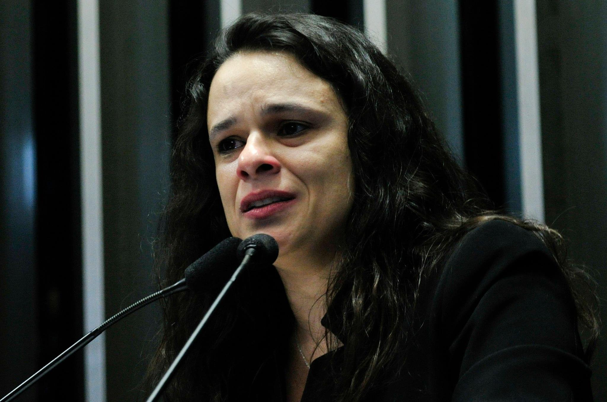 Advogada disse que &eacute; "muito dif&iacute;cil" apresentar pedido contra uma mulher