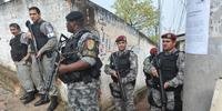 Soldados da Força Nacional e da BM em ação na Vila Buraco Quente