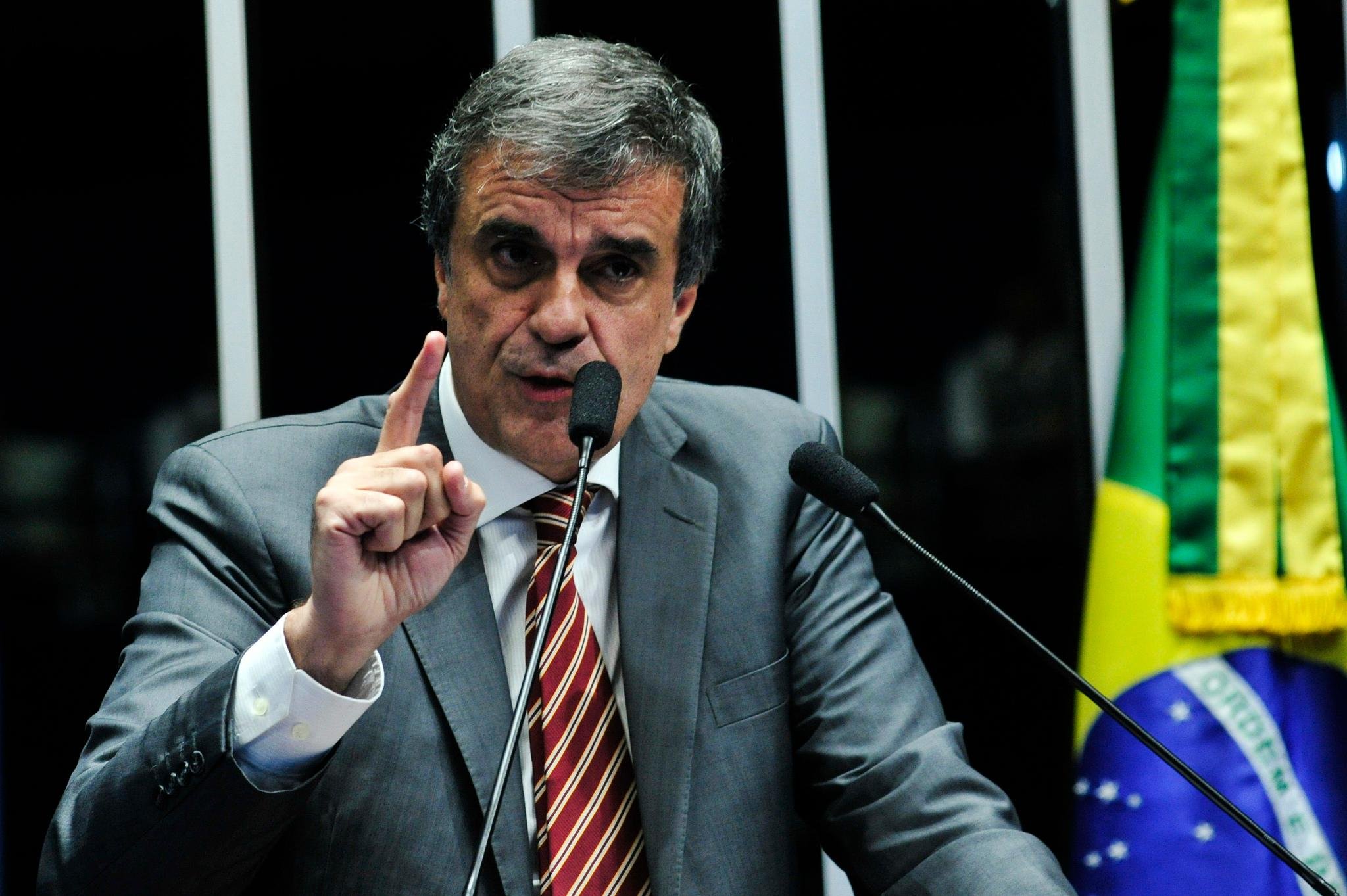 Cardozo chora e fala em injusti&ccedil;a contra Dilma 