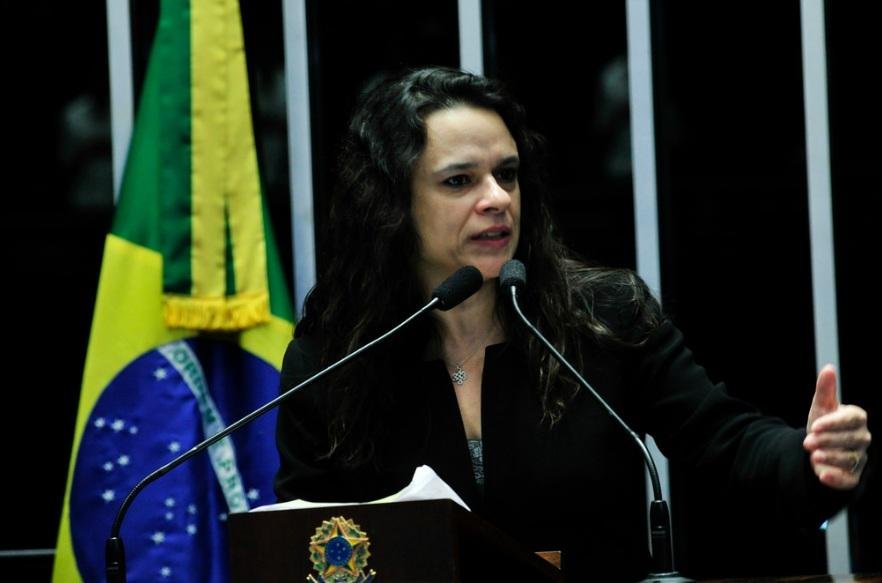 Acusa&ccedil;&atilde;o abre m&atilde;o de r&eacute;plica para acelerar processo