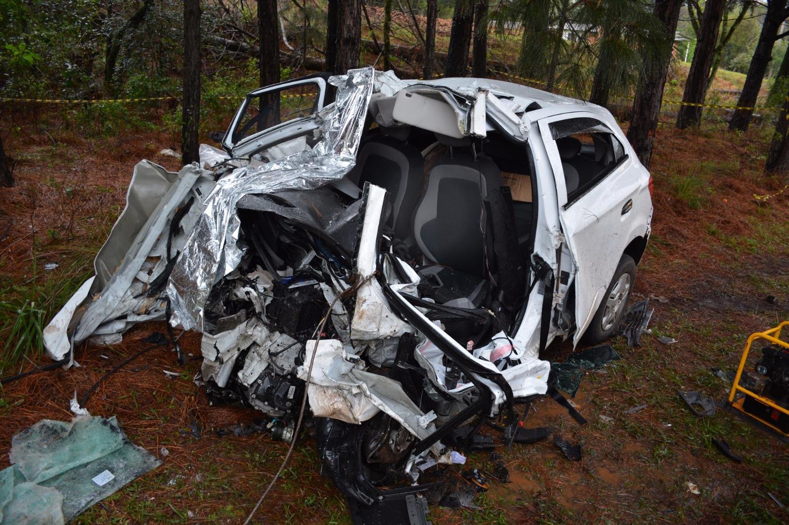 Homem morre na colis&atilde;o de carreta e quatro carros