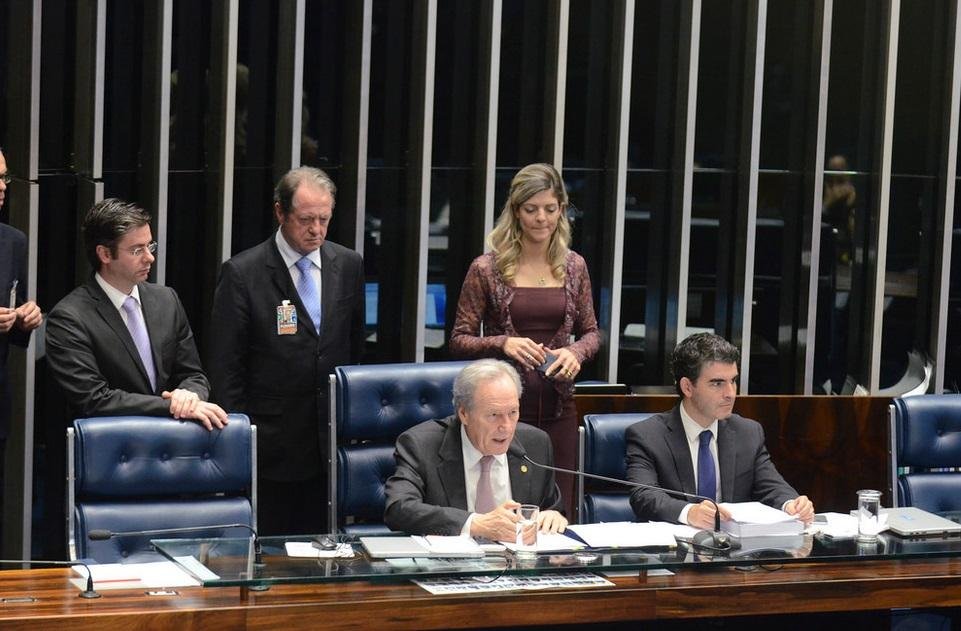 Julgamento de Dilma Rousseff ser&aacute; retomado &agrave;s 11h da manh&atilde;, com leitura de relat&oacute;rio do processo