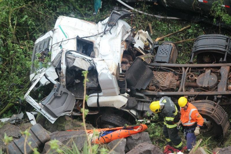 Cabine de caminh&atilde;o ficou destru&iacute;da ap&oacute;s queda de barranco