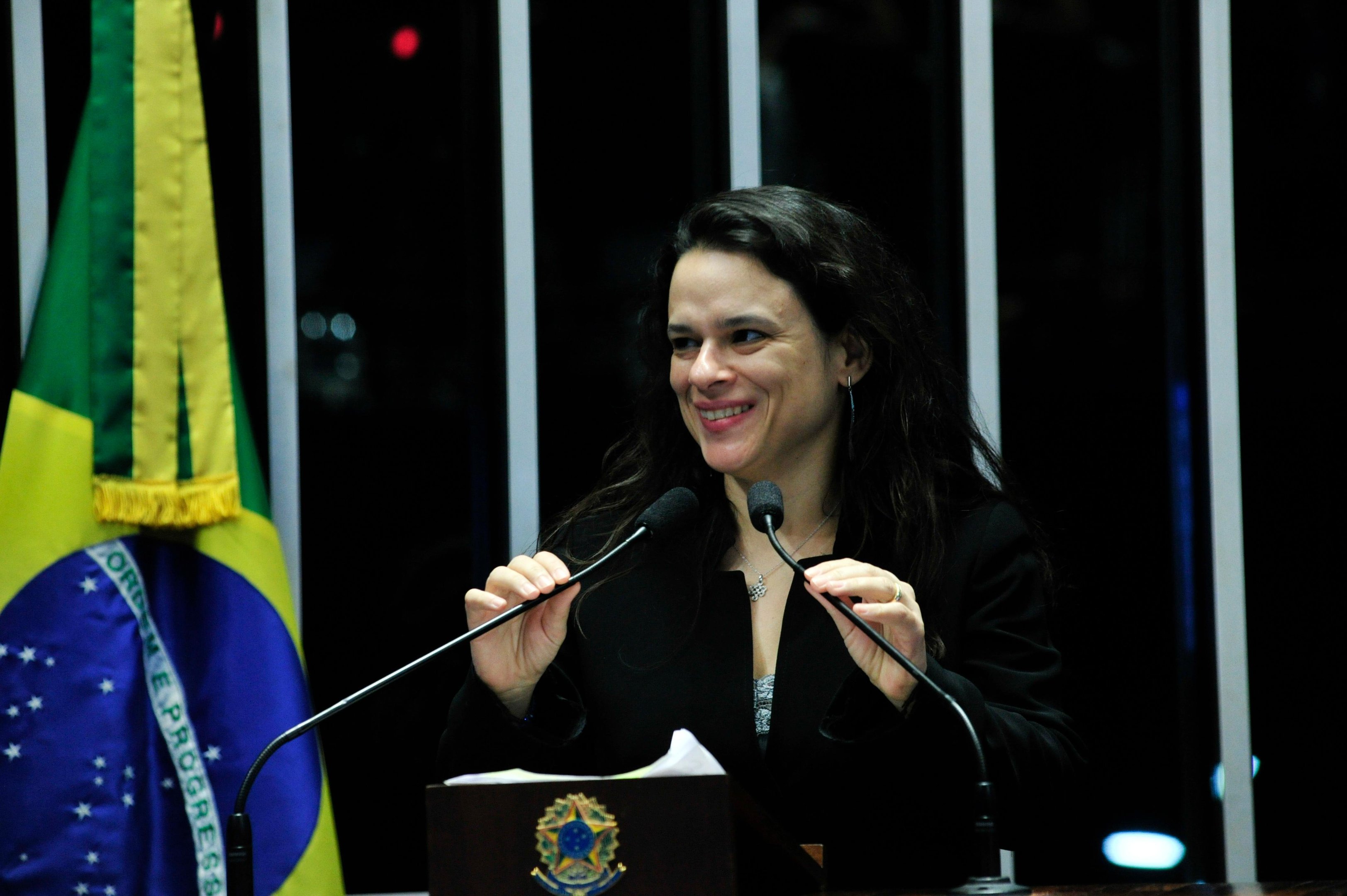 Janaina Paschoal fala para apoiadores ficarem em casa e rebate cr&iacute;ticas
