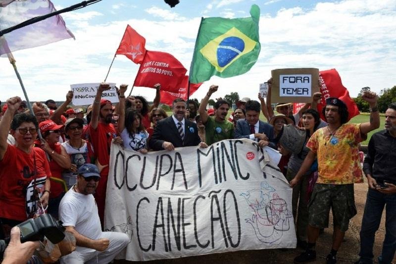 Manifestantes fazem ato de apoio a Dilma em frente ao Alvorada