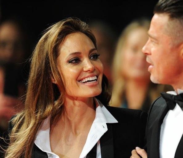 Angelina Jolie compra urso gigante de pel&uacute;cia de g&ecirc;meos sem-teto