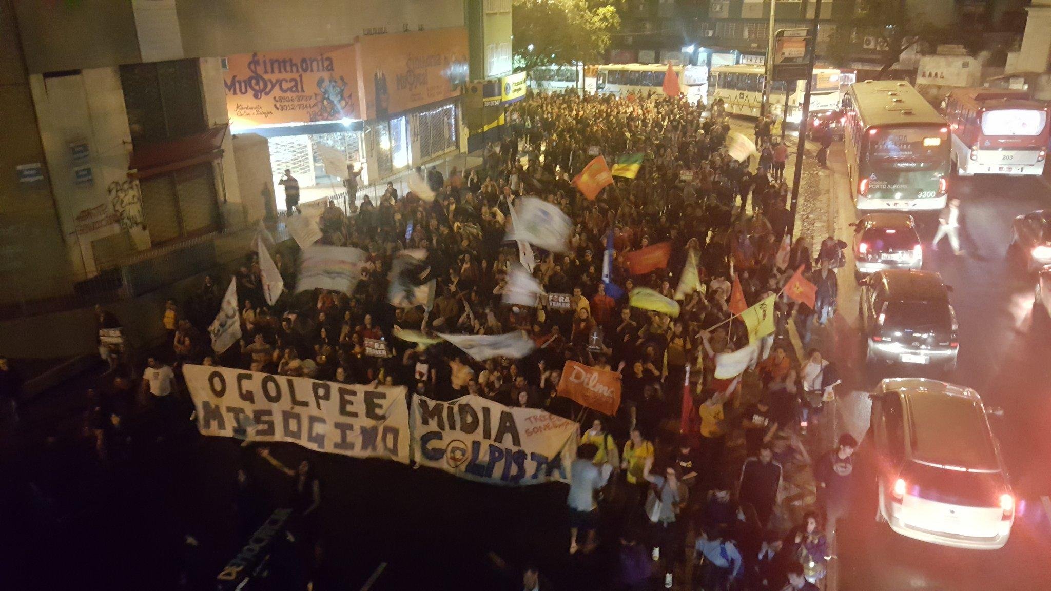 Multid&atilde;o percorre ruas centrais denunciando golpe enquanto grupo comemora no Parc&atilde;o