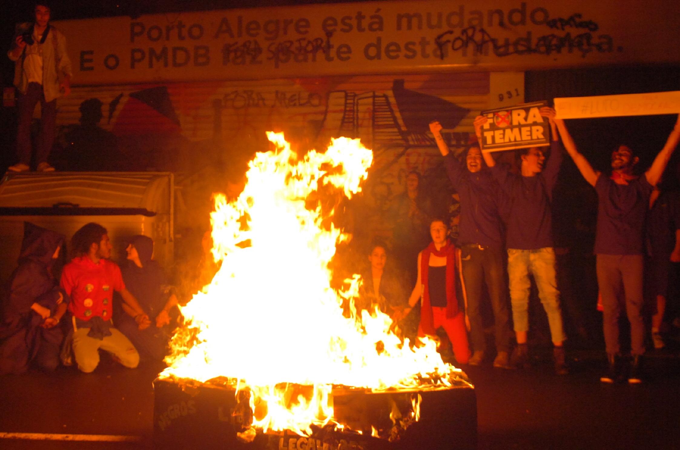 Grupo fazia parte de protesto que re&uacute;ne multid&atilde;o contra impeachment na regi&atilde;o central