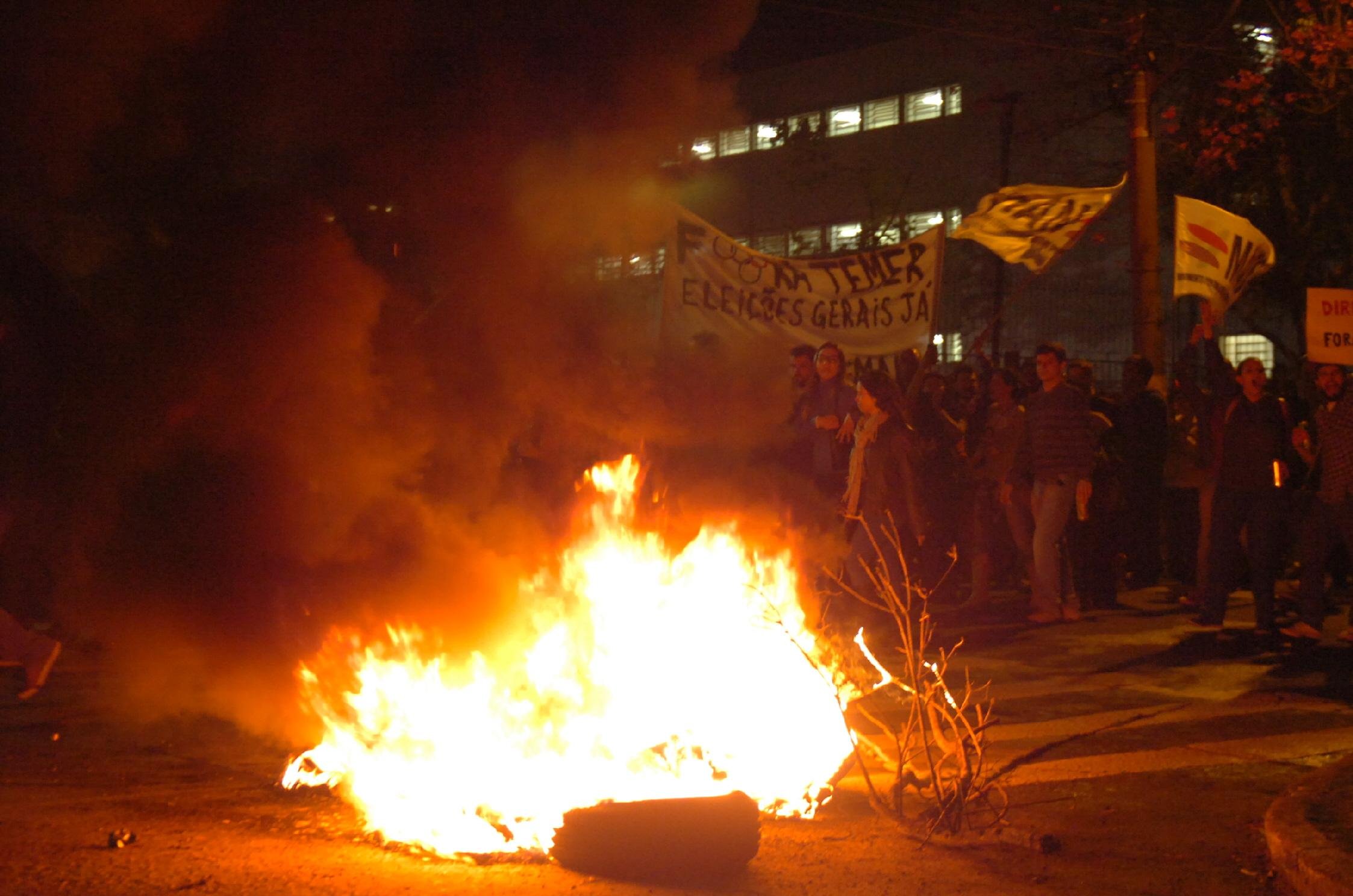 Pelo menos 3 mil pessoas se manifestaram contra sa&iacute;da de Dilma e pediram novas elei&ccedil;&otilde;es
