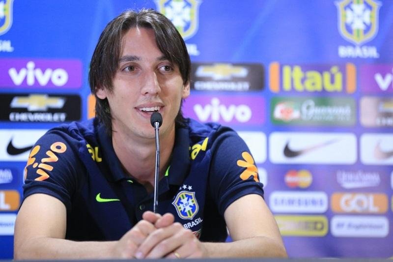 Geromel enfrentar&aacute; companheiro de equipe pela Sele&ccedil;&atilde;o Brasileira
