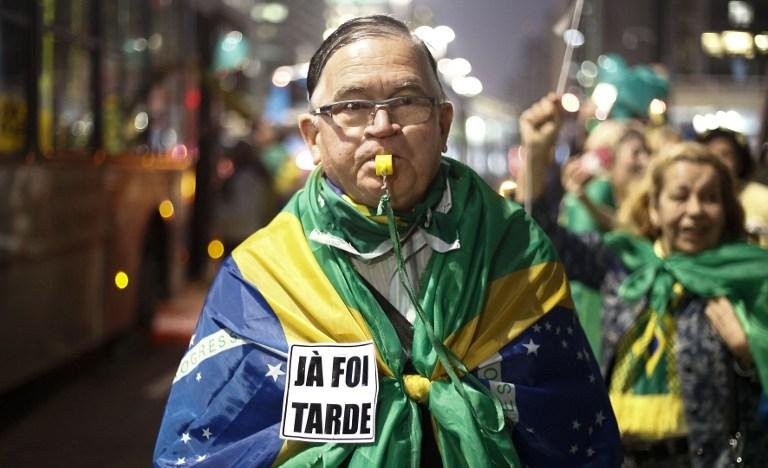 Manifestantes comemoram sa&iacute;da de Dilma da Presid&ecirc;ncia