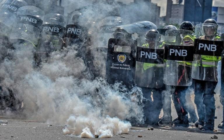 Oposi&ccedil;&atilde;o faz grande marcha contra o governo de Nicol&aacute;s Maduro