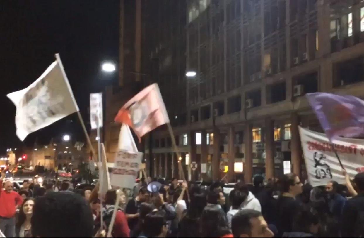 Grupo parte da Esquina Democr&aacute;tica contra impeachment de Dilma e exigindo novas elei&ccedil;&otilde;es