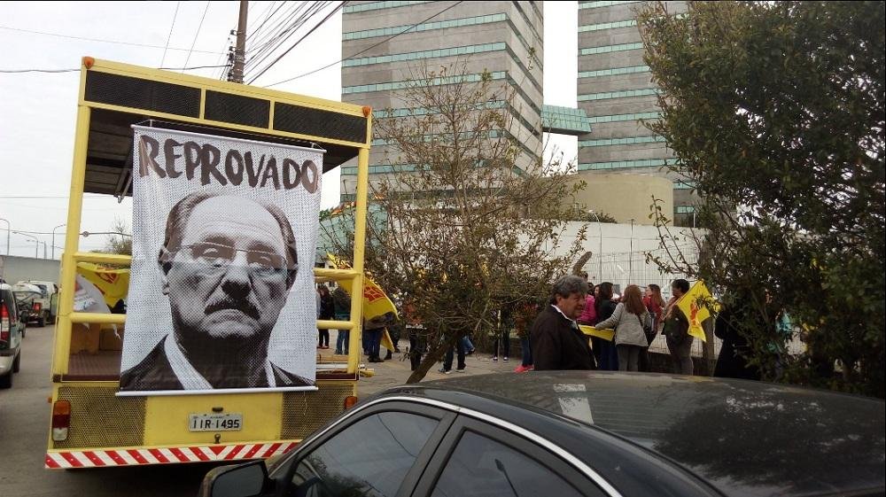 Professores protestam em Porto Alegre contra parcelamento de sal&aacute;rios 