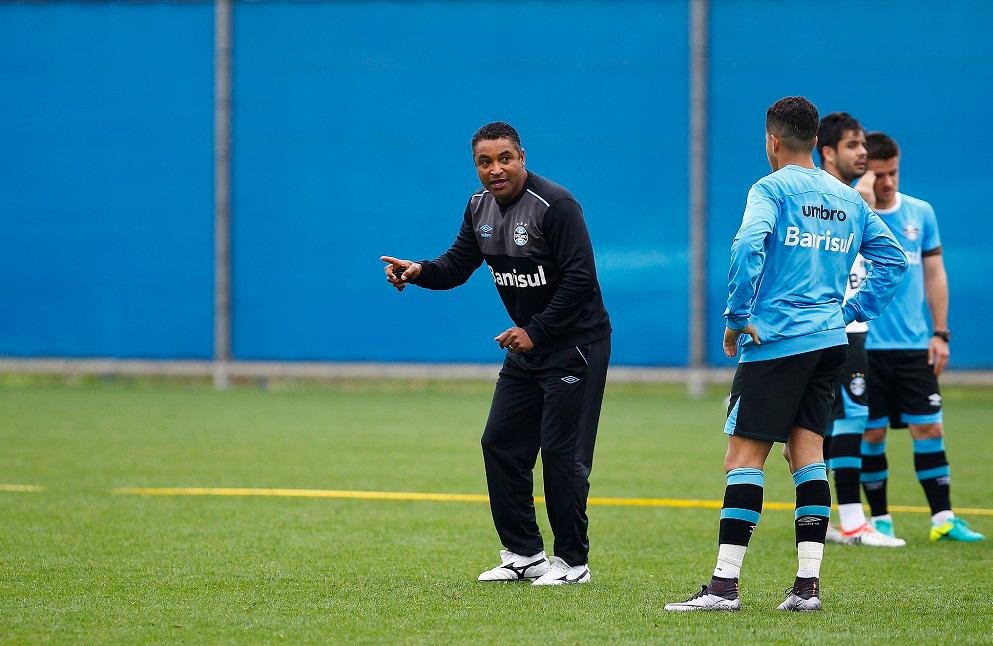 Roger encaminha equipe com Henrique Almeida no ataque