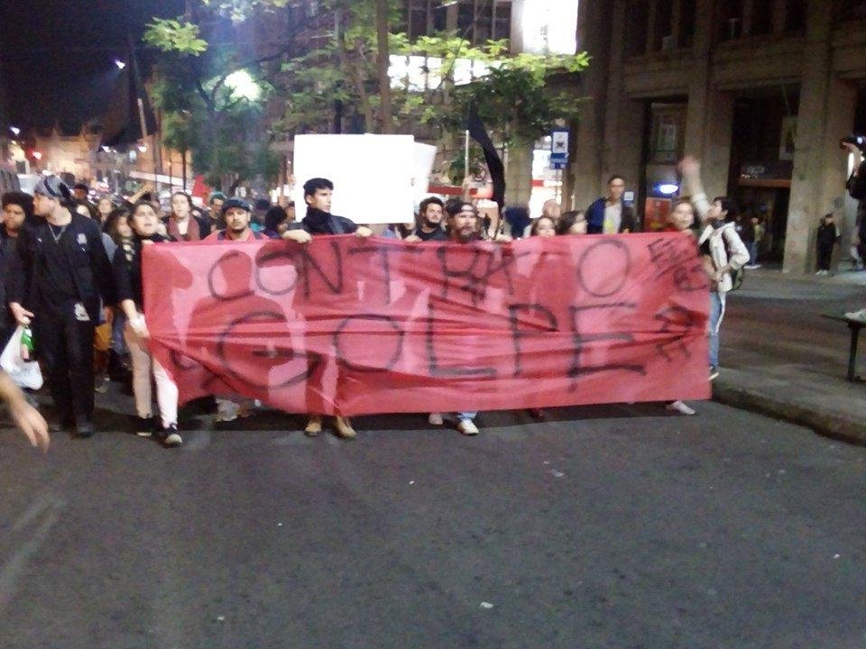 Grupo percorre ruas centrais com cartazes contra o impeachment e o governo efetivado