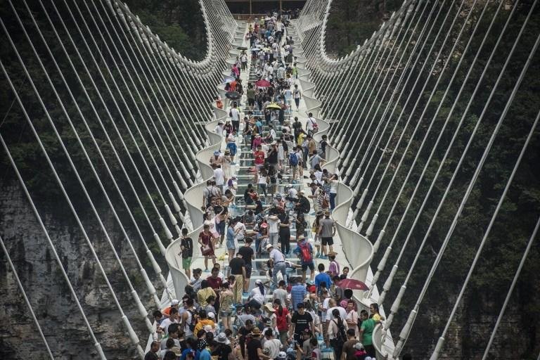 Ponte de vidro mais comprida do mundo &eacute; fechada na China