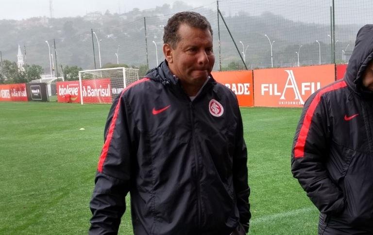Treino f&iacute;sico do Inter tem conversa informa de Roth com jornalistas 