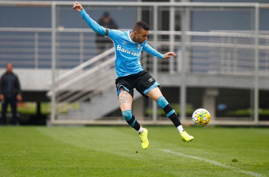 Com time definido, Gr&ecirc;mio faz treino de finaliza&ccedil;&otilde;es 