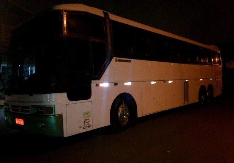 &Ocirc;nibus foi abordado por quatro criminosos na noite de sexta-feira