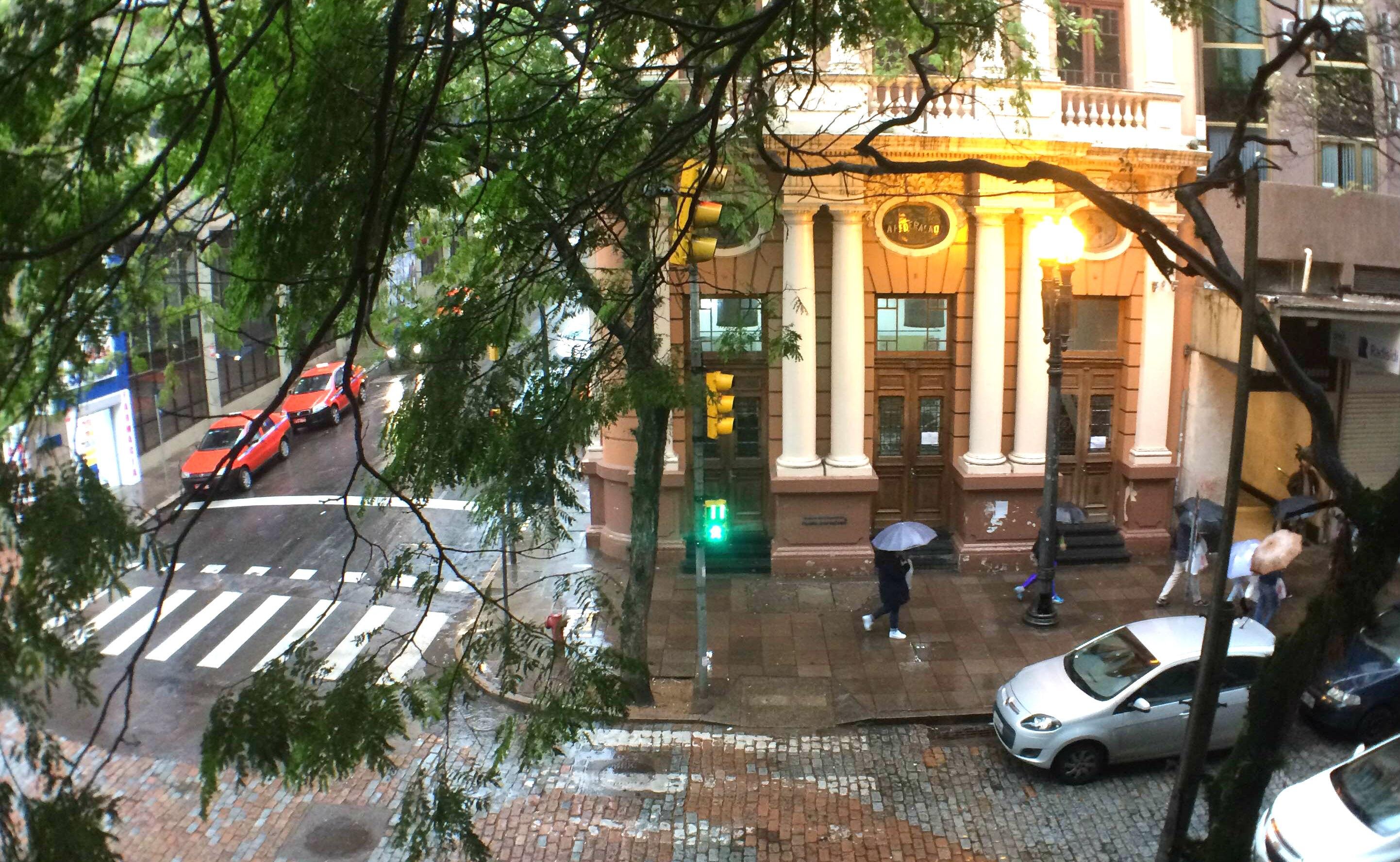 Chuva predomina no RS neste domingo