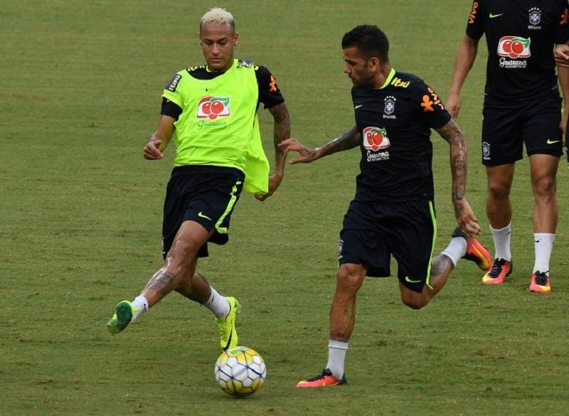 Treino da sele&ccedil;&atilde;o em Manaus tem invas&atilde;o de torcida e Neymar chega a ser derrubado