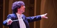 Maestro Tiago Flores rege a Orquestra no concerto