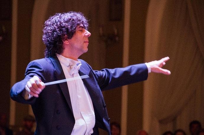 Maestro Tiago Flores rege a Orquestra no concerto
