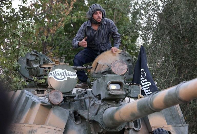 Vinte tanques entraram no territ&oacute;rio s&iacute;rio dominado pelo Estado Isl&acirc;mico para bombardear terroristas