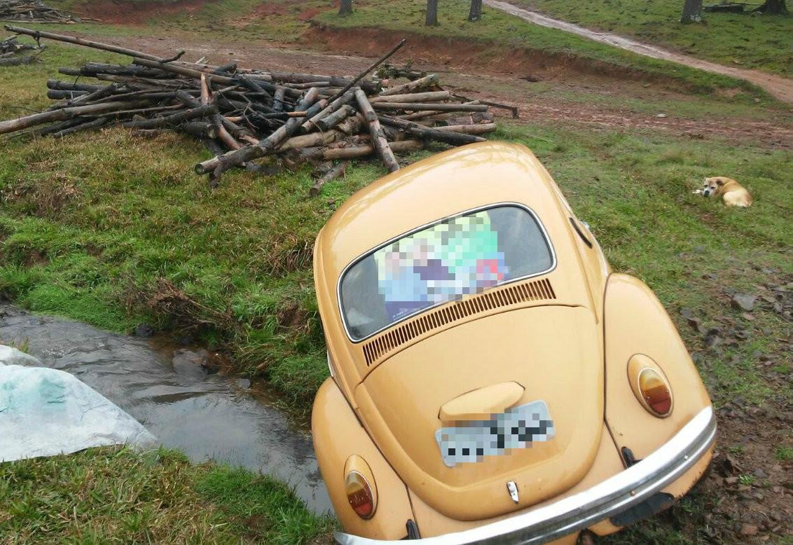 Idoso foi encontrado ao lado do carro e do c&oacute;rrego
