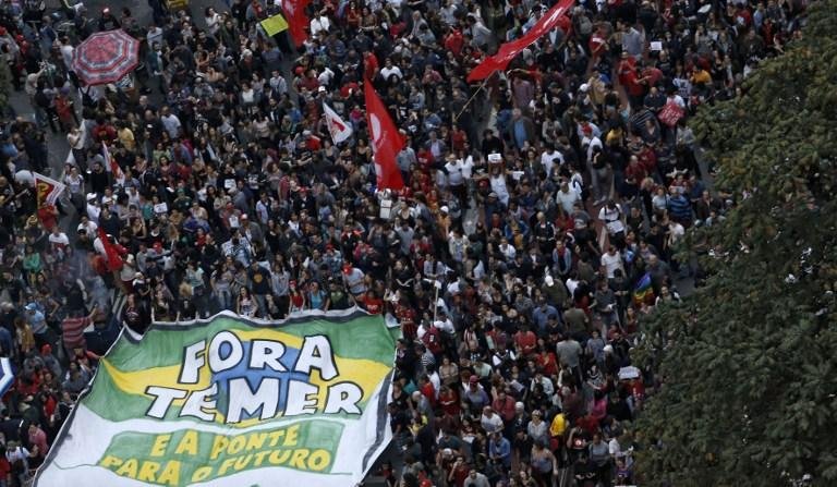 Manifestantes ocupam a Avenida Paulista em protesto contra Temer