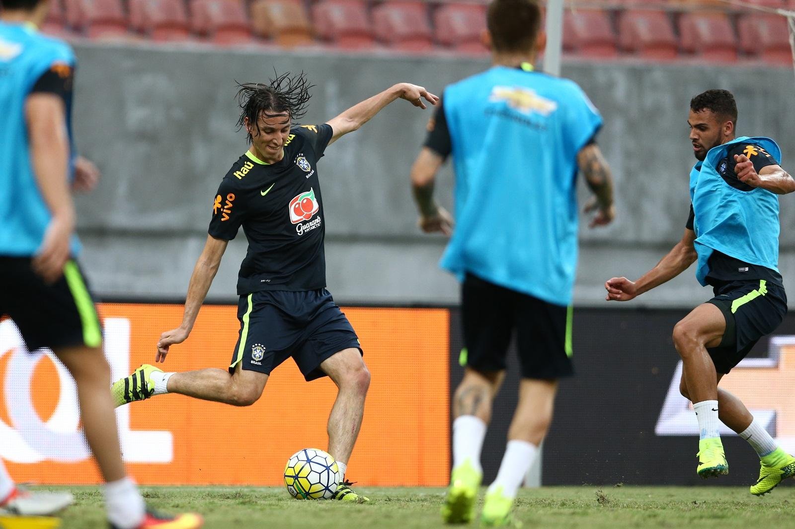 Tricolor poder&aacute; contar com jogadores-chave da defesa caso n&atilde;o joguem pela Sele&ccedil;&atilde;o na ter&ccedil;a